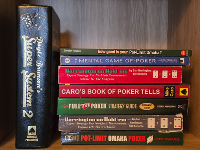 8 kpl pokerikirjoja