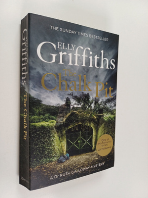 Elly Griffiths : The chalk pit : a Dr Ruth Galloway mystery