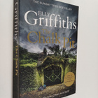 Elly Griffiths : The chalk pit : a Dr Ruth Galloway mystery - pikkukuva 1