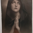 Nuori leidi rukoilee ja luo katseen taivaaseen, p. 1916 - pikkukuva 1