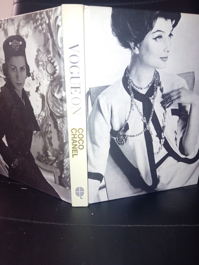 VOGUE ON COCO CHANEL ( SIS POSTIKULU  )