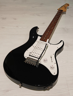Yamaha PAC012 Sähkökitara