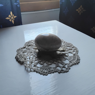 Kivimuna telineessä ja pieni liina
