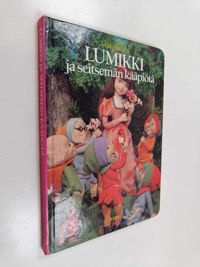 T. ym. (kuvitt.) Izawa : Lumikki ja seitsemän kääpiötä