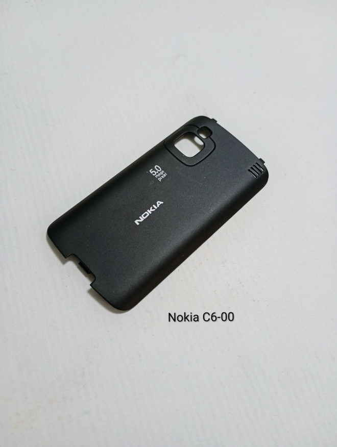 Nokia C6-00 -puhelimen takakuori
