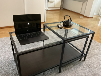 Musta IKEA-sohvapöytäsetti lasitasoilla