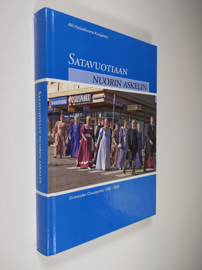 Alli Hosiaisluoma-Karppinen : Satavuotiaan nuorin askelin
