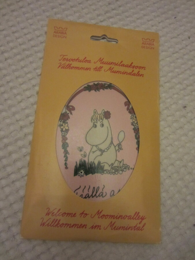 Täällä asuu    -kyltti Niiskuneiti / Arabia