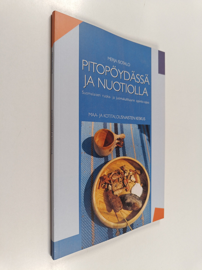 Merja Isotalo : Pitopöydässä ja nuotiolla - suomalaisen r...