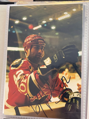 Bob Halkidis (HIFK) nimikirjoitus valokuvassa