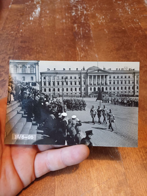 Helsinki, yleisöä katsomassa paraatin vastaan ottoa presi.