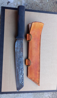 Seax-mallinen iso puukko ja nahkatuppi