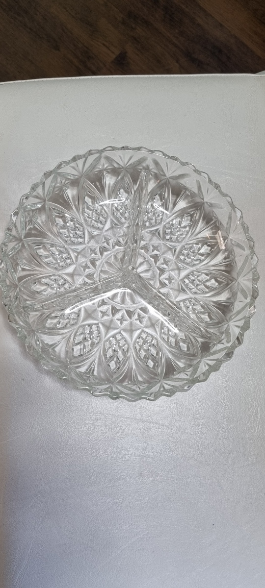 Upea tarjoiluastia,halkaisija 19 cm.