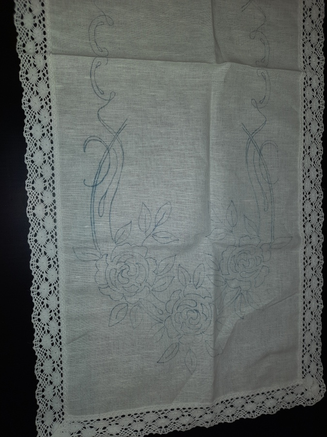 Piirretty liina,  pitsi reunus   40x92cm