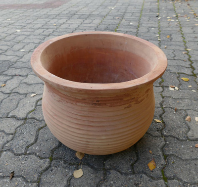 Iso ruukku puutarhaan , tai pihalle