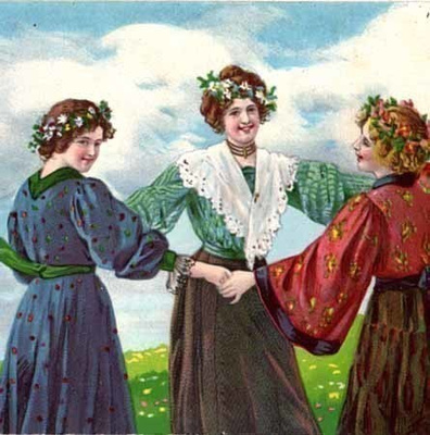 TANSSI / Kolme seppelepäistä tyttöä niityllä. 1900-l.