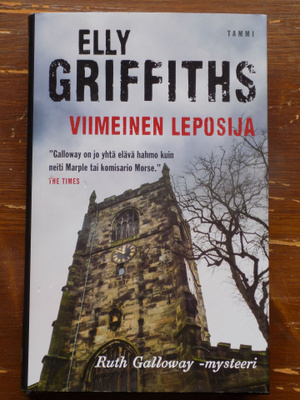 Elly Gruffiths: VIIMEINEN LEPOSIJA