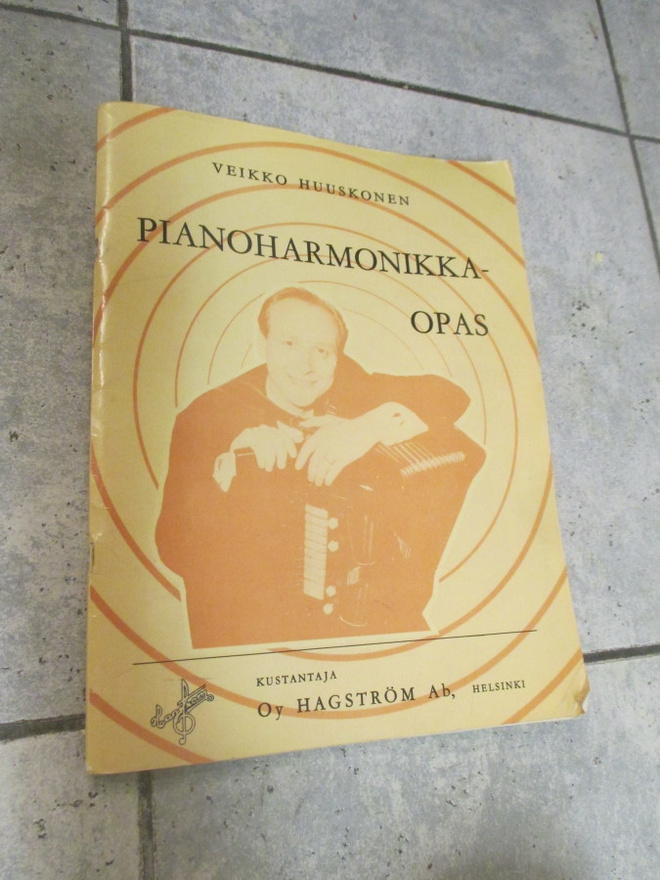 VEIKKO HUUSKONEN -pianoharmonikkaopas