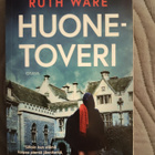 Ruth Ware: Huonetoveri - pikkukuva 1
