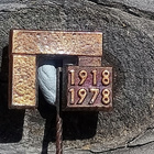 Punavankimuistomerkki - Rintaneula 1918 - 1978. Pronssivärin - pikkukuva 1