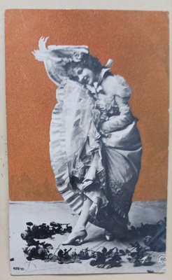 Tanssia ruusuilla alushame ylhäällä, p. 1906