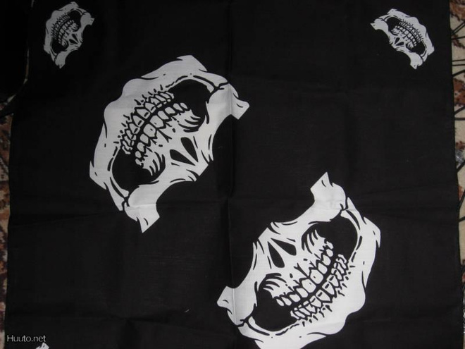 Bandanahuivi Musta Pääkallo #Leu