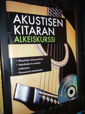 AKUSTISEN KITARAN ALKEISKURSSI + CD ( Sis. postikulun )
