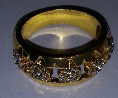 Upea kullansävyinen kivellinen sormus, koko 18,2mm