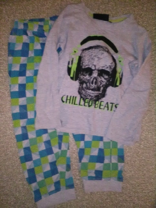 R*Cover poikien Chilled Beats värikäs pyjama koko 140