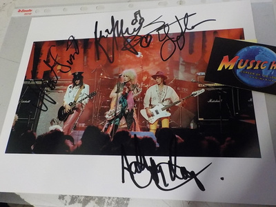 HANOI ROCKS KUVA NELJÄLLÄ NIMMARILLA