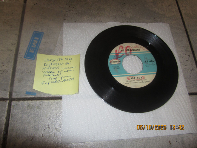 7" vinyyli: The Strangers – SRP 003 / Vaara (1963)