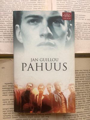 Jan Guillou - Pahuus (pokkari)