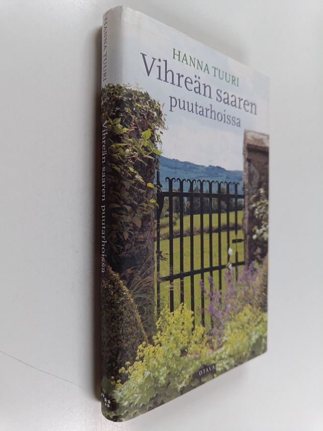 Hanna Tuuri : Vihreän saaren puutarhoissa