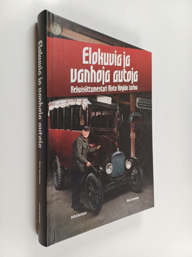 Anita Saarelainen : Elokuvia ja vanhoja autoja : rekvisii...