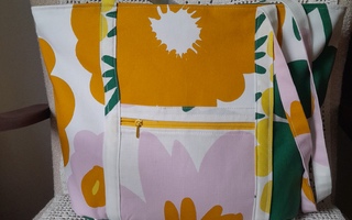 MARIMEKKO kankaasta KUKKATORI kesäkassi