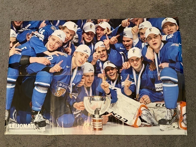 Leijonat U20 2014 maailmanmestarit ja Jofa tarra