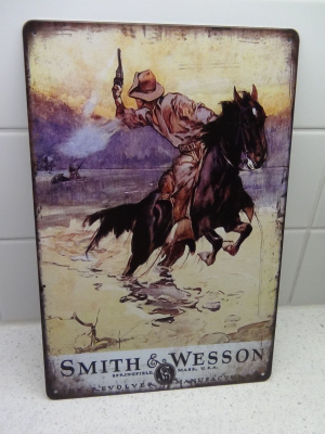 LÄNNENMIES VÄIJYTYKSESSÄ, SMITH & WESSON - PELTITAULU
