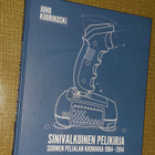 Sinivalkoinen pelikirja - Suomen pelialan kronikka 1984-2014 - pikkukuva 1