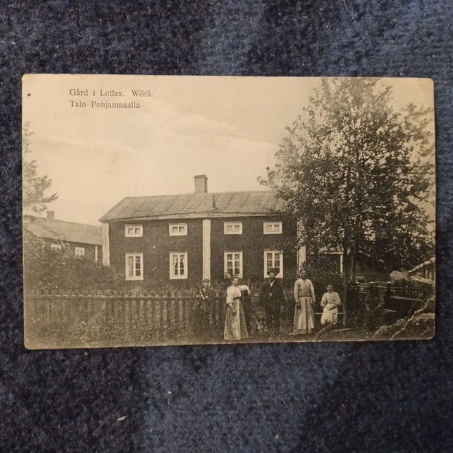 Gård i Lotlax, Wörå. Talo Pohjanmaalla. Kulk.  ehkä 1912.