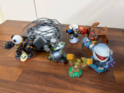 Skylanders figuureja + portal of power