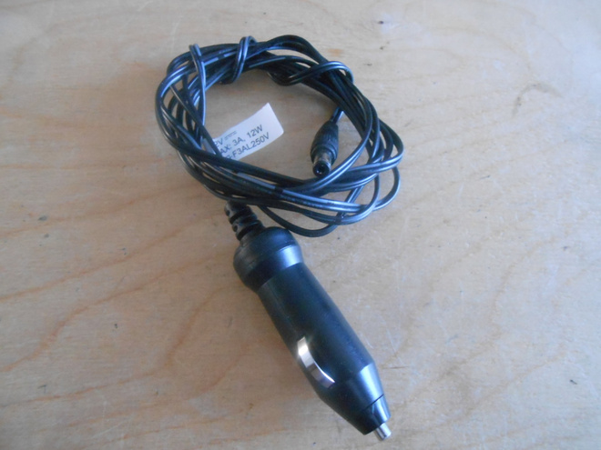 Autolaturi 12V-12V, Plugi 5,5 x 2,1, uusi.