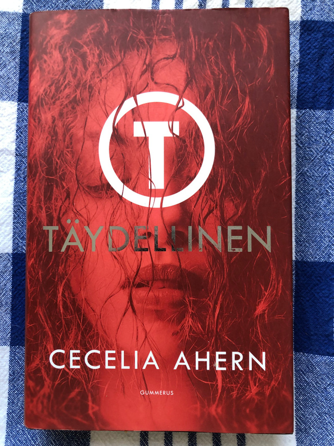 Cecelia Ahern: Täydellinen. 2018. 1.p.