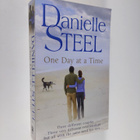 Danielle Steel : One day at a time - pikkukuva 1