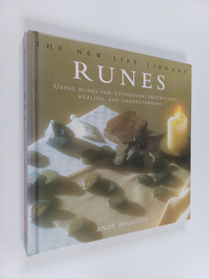 Terry Hewitt ym. : Runes : Using runes for divination, pr...