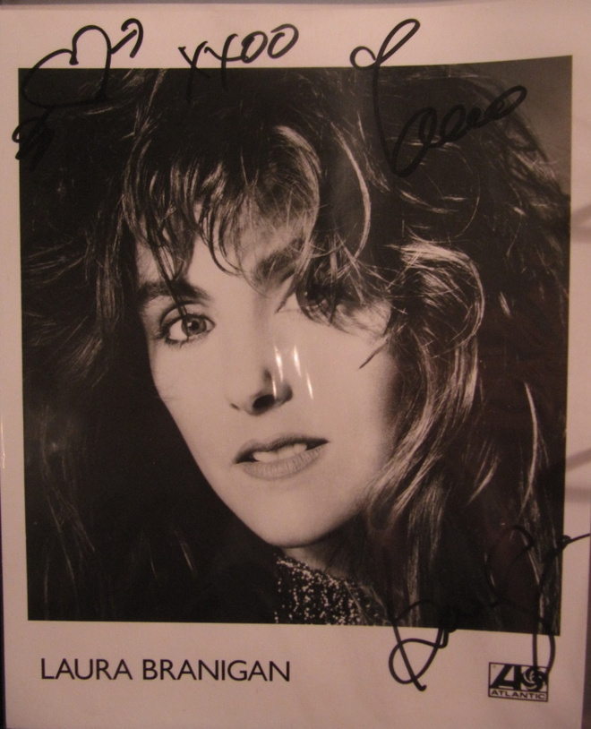 Laura Branigan nimikirjoitus promokuvassa