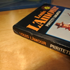 Louis L'Amour: Piiritetty karjatila, pokkari - pikkukuva 4