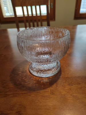 Iittala Kekkerit-sarjan jalallinen annoskulho