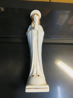 FIGUURI POSLIINI  onko Neitsyt Maria ?