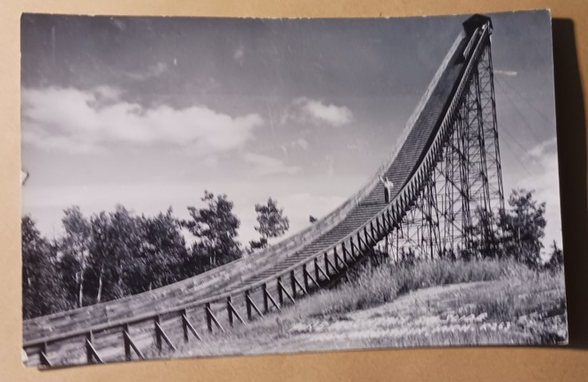 Pine Mountain, hyppyrimäki, herrahenkilö seisomassa mäessä