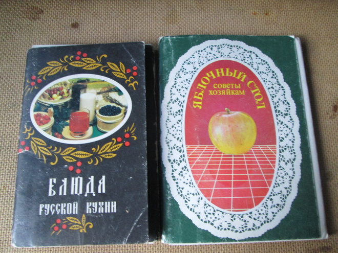 CCCP: kaksi vintage ravintoannoskorttikansiota